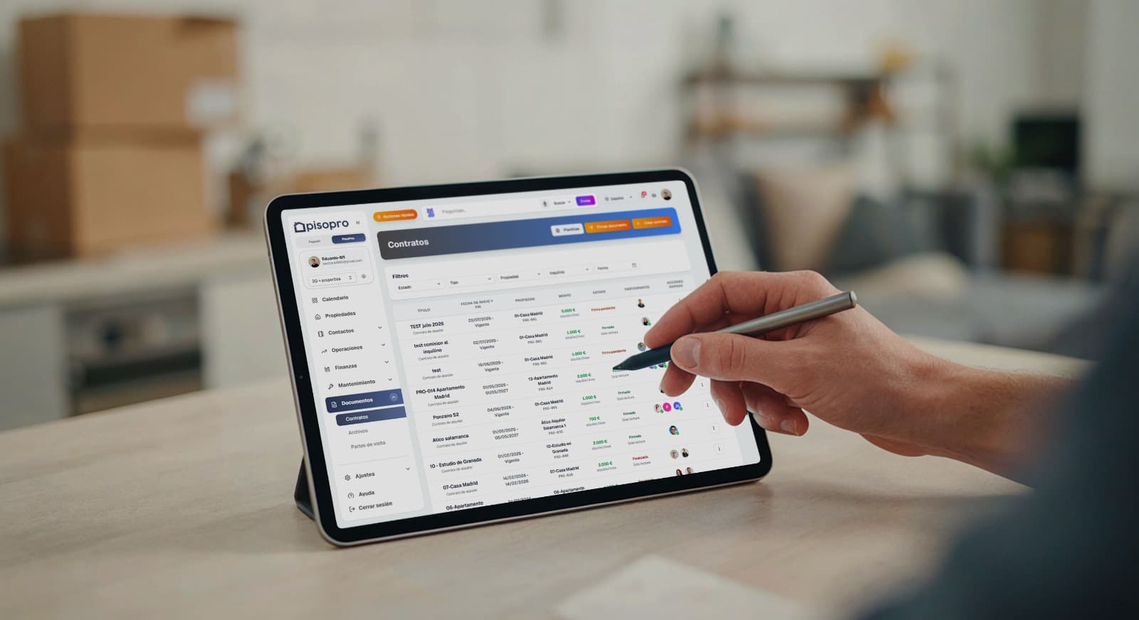 Tablet con pisopro: contratos y documentos, software de gestión inmobiliaria